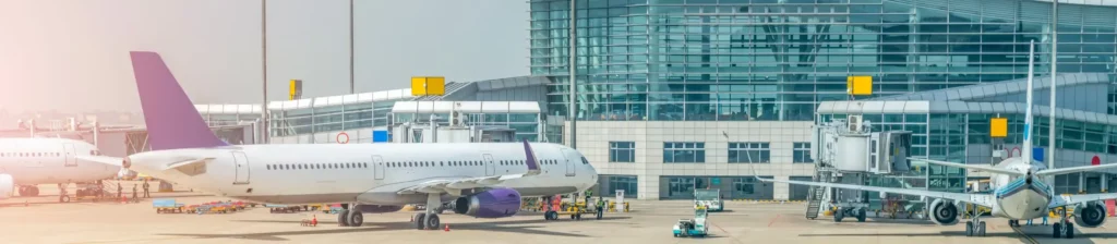 El Grupo Amper y Telefónica España se han adjudicado el proyecto para actualizar las redes de radiocomunicaciones críticas DMR y TETRA en diez aeropuertos estratégicos de Aena, incluidos Barcelona-El Prat, Málaga y Palma de Mallorca. Con una duración de 36 meses, la iniciativa implementará sistemas avanzados de autenticación y cifrado para maximizar la resiliencia, seguridad y disponibilidad de la coordinación operativa aeroportuaria. Este proyecto consolida la alianza de ambas compañías en el despliegue de tecnología de vanguardia para infraestructuras críticas y sectores estratégicos.