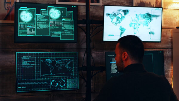 zoom-in-shot-ciberdelincuentes-organizados-habitacion-oscura-supercomputadoras-pirateando-al-gobierno