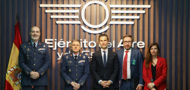 Encargados Aeroespacial Grupo Amper, CEO y personas del Ejército del Aire.