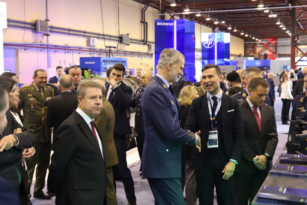 En el marco de las Jornadas BACSI 2026, el Grupo Amper ha desplegado un ecosistema integral que combina autonomía energética mediante microrredes, gestión inteligente de infraestructuras (SIGEBAE) y sistemas avanzados de defensa C-UAS. Una propuesta clave para reforzar la soberanía tecnológica y la resiliencia de las bases del Ejército del Aire y del Espacio.