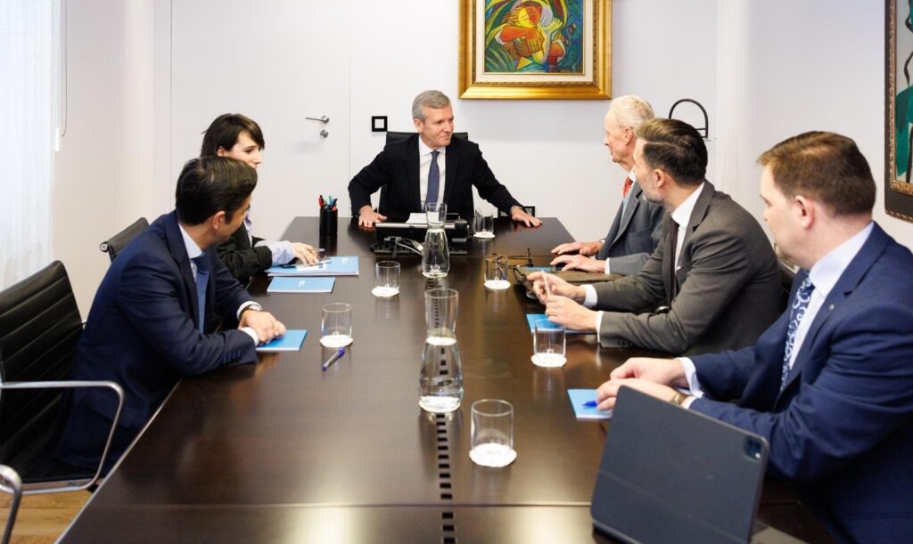 Alfonso Rueda y la dirección de Grupo Amper analizan el potencial de la eólica marina en Galicia. Ante la próxima subasta nacional, ambas entidades refuerzan su compromiso con la descarbonización y el liderazgo industrial, garantizando la compatibilidad con el sector pesquero.