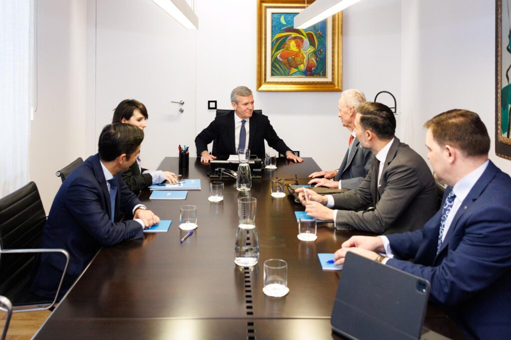 Alfonso Rueda and the Amper Group board analyze the offshore wind potential in Galicia. Ahead of the national auction, both entities reinforce their commitment to decarbonization and industrial leadership, ensuring compatibility with the fishing sector.