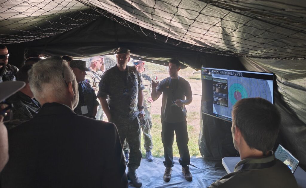Las soluciones C-UAS de Amper demostraron su eficacia durante unas maniobras militares internacionales celebradas en el Área de Entrenamiento Militar de Lešť, en Eslovaquia. El despliegue permitió exhibir en un entorno OTAN la fiabilidad, interoperabilidad y capacidad operativa de la tecnología antidrones de Amper frente a las amenazas no tripuladas actuales.