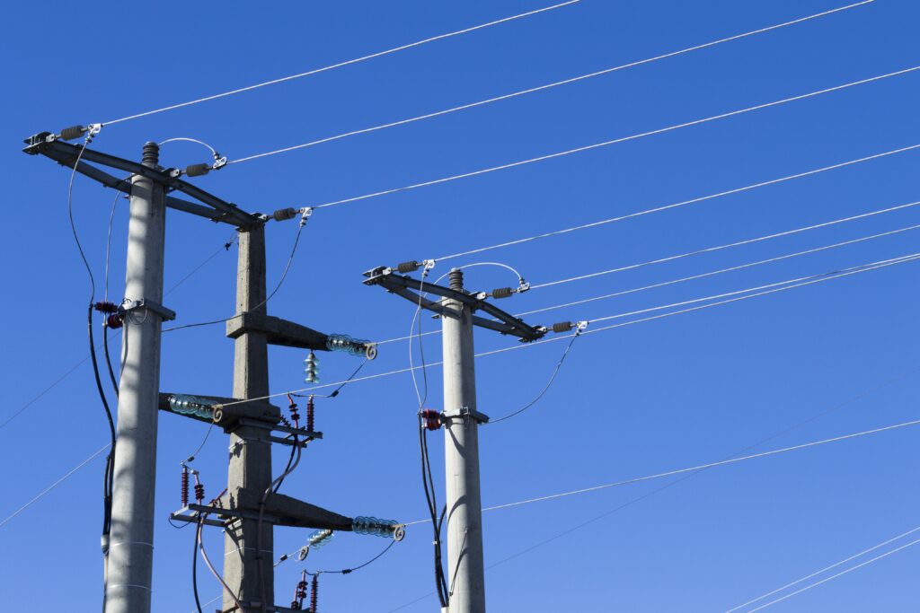 El Grupo Amper, a través de su filial ELINSA do Brasil, ha firmado un contrato de dos años con Equatorial Pará Distribuidora de Energia para ejecutar infraestructuras eléctricas en el Estado de Pará. Enmarcado en el histórico Programa Luz para Todos, el proyecto llevará electricidad a zonas rurales y remotas utilizando metodologías propias apoyadas en Inteligencia Artificial. Esta adjudicación consolida a la compañía como socio industrial de referencia en el sector de la distribución eléctrica brasileña y refuerza el compromiso del Grupo con la independencia energética, la electrificación de los territorios y el desarrollo social.