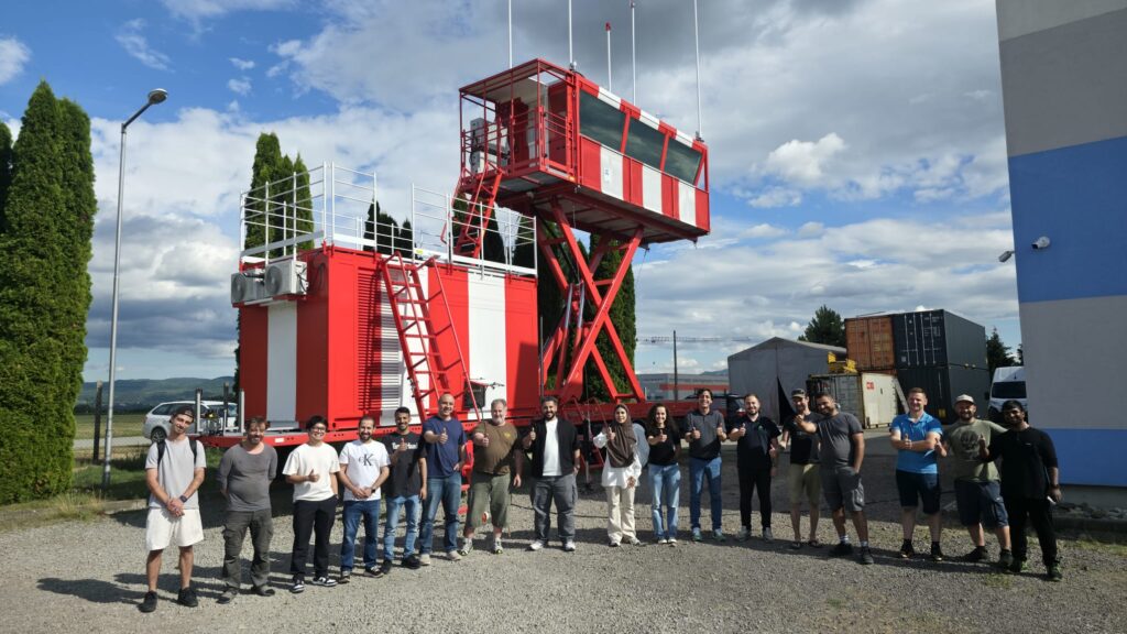 El equipo AEROCOM del Grupo Amper, en colaboración con iBross, ha superado con éxito las pruebas de aceptación en fábrica (FAT) de la nueva Torre Móvil de Control de Tráfico Aéreo (ATC) para los clientes NERA y SANS en Arabia Saudí. Este hito certifica los altos estándares técnicos y operativos de esta infraestructura móvil diseñada para responder ante escenarios de emergencia y contingencia crítica. Con este avance, el proyecto entra en su fase final de despliegue, consolidando la presencia estratégica de Amper en el mercado de navegación aérea de Oriente Medio.