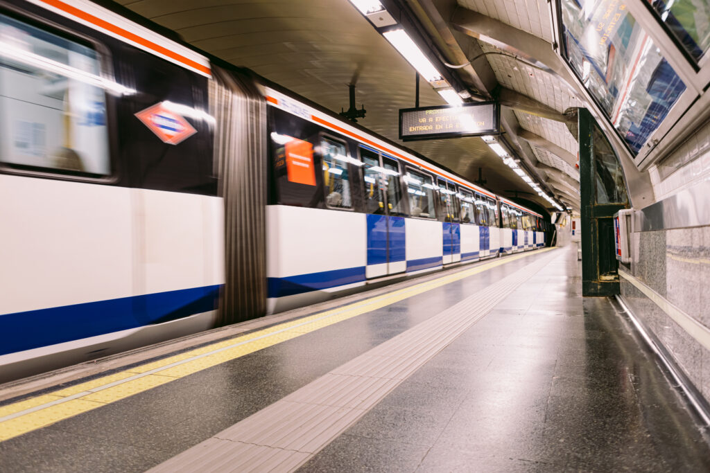 Amper se ha adjudicado el contrato para renovar el Sistema Integrador de Audio (SIA) del Puesto de Control Central de Metro de Madrid. Basado en su tecnología propia de gestión de comunicaciones críticas, GEMYC (certificada con el Esquema Nacional de Seguridad nivel Alto), el proyecto modernizará y ciberprotegerá los servicios de telefonía y radiotelefonía (UHF, VHF y TETRA) de trenes y estaciones. Esta adjudicación consolida el posicionamiento del Grupo en el control y la seguridad de infraestructuras críticas de transporte público estratégicas para la movilidad urbana.