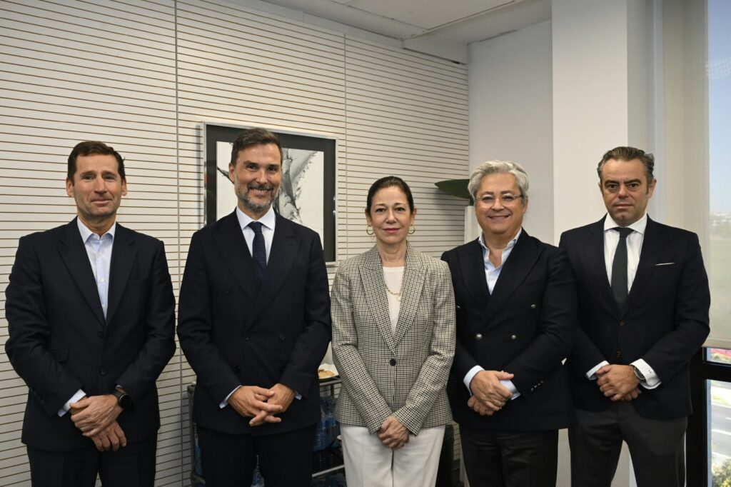 El Grupo Amper ha alcanzado un acuerdo con COFIDES para la aportación de 50 millones de euros con cargo al FIEX, destinados a participar en la adquisición del grupo Teltronic. La operación se instrumentará mediante una ampliación de capital en Amper Comunicaciones Críticas y Tácticas (Amper CCT), donde COFIDES adquirirá una participación del 32%. Esta operación transformacional consolida un liderazgo europeo en comunicaciones de uso dual para misión crítica, incrementando la capacidad productiva en España y potenciando las exportaciones y la expansión global.